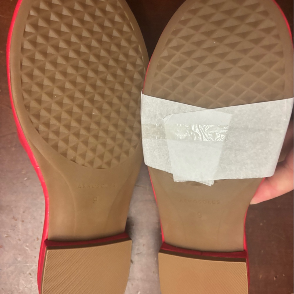 Woman’s aerosoles red slides leather with gold chain beachy quiet luxury 9w flat - Picture 4 of 6